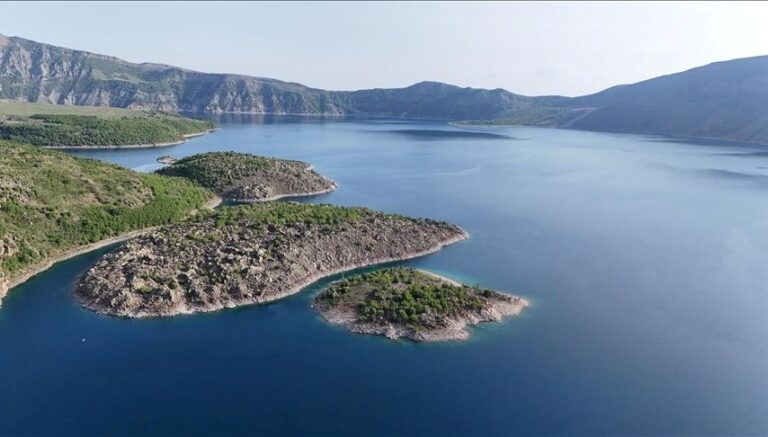 dogal-guzelligiyle-dikkat-ceken-nemrut-kalderasi-koruma-altinda-aYMN4nhq.jpg