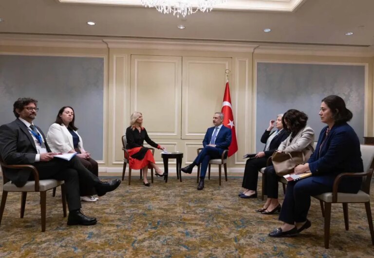 hakan-fidan-dublinde-irlanda-turkiye-dostluk-grubunu-kabul-etti-g7sXqX7c.jpg