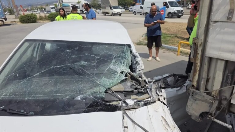 inegolde-tira-carpan-surucu-agir-yaralandi-8MYjHpkz.jpg