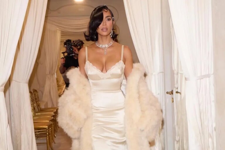 kim-kardashian-omuz-yirtigi-ve-kronik-sirt-agrisini-kok-hucre-tedavisiyle-yendi-x8zpdpIv.jpg