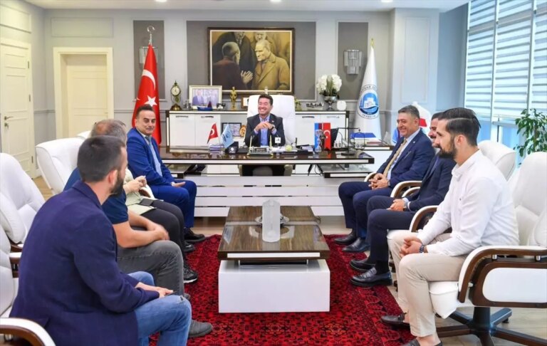 temizlik-personelinden-cocuklara-sarki-ve-ikram-4usNru7W.jpg