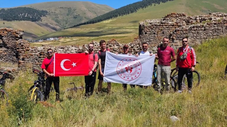 zafer-bayraminda-kalecik-kalesine-bisiklet-turu-wEv3jxOE.jpg