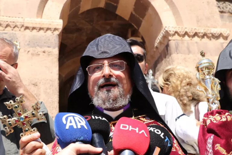 akdamar-kilisesinde-baris-temali-ayin-W4gP4M6w.jpg