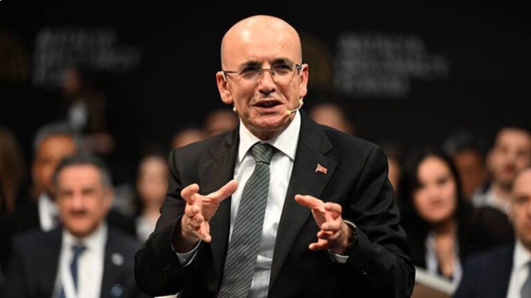 bakan-simsek-izmirde-is-insanlariyla-basina-kapali-toplanti-gerceklestirdi-lThB91Ei.jpg