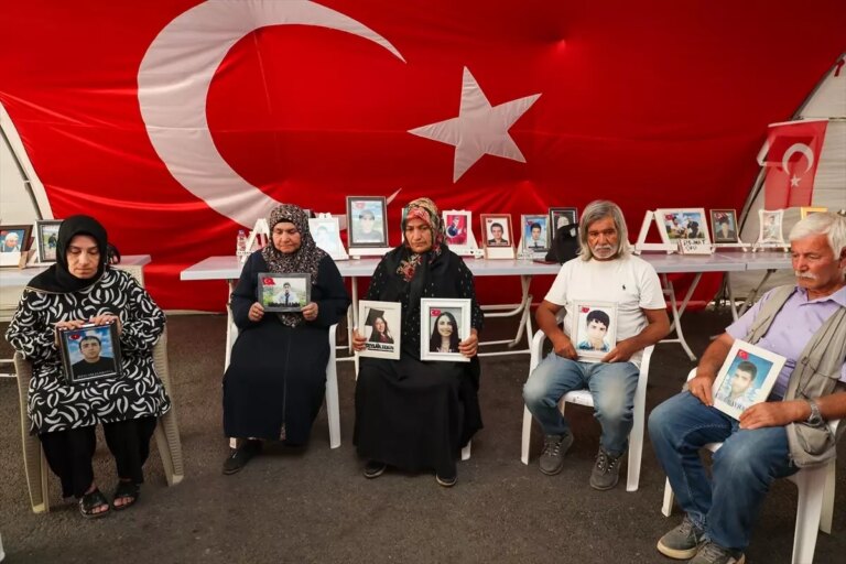diyarbakir-anneleri-evlatlarina-kavusmak-istiyor-VJfnqLD1.jpg
