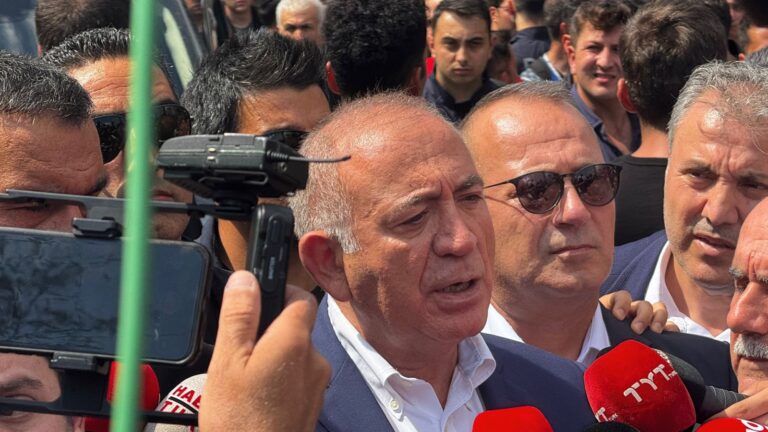 gursel-tekine-istanbul-il-binasi-onunde-su-sisesi-firlatildi-kayyim-degiliz-su-bagiranlar-chpli-degil-kimseye-pabuc-birakmam-HW2HgXhr.jpg
