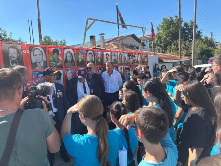 kirklarelinde-turkiye-azerbaycan-sehitleri-fotograf-kosesi-ilgi-cekiyor-uYlSQLPm.jpg