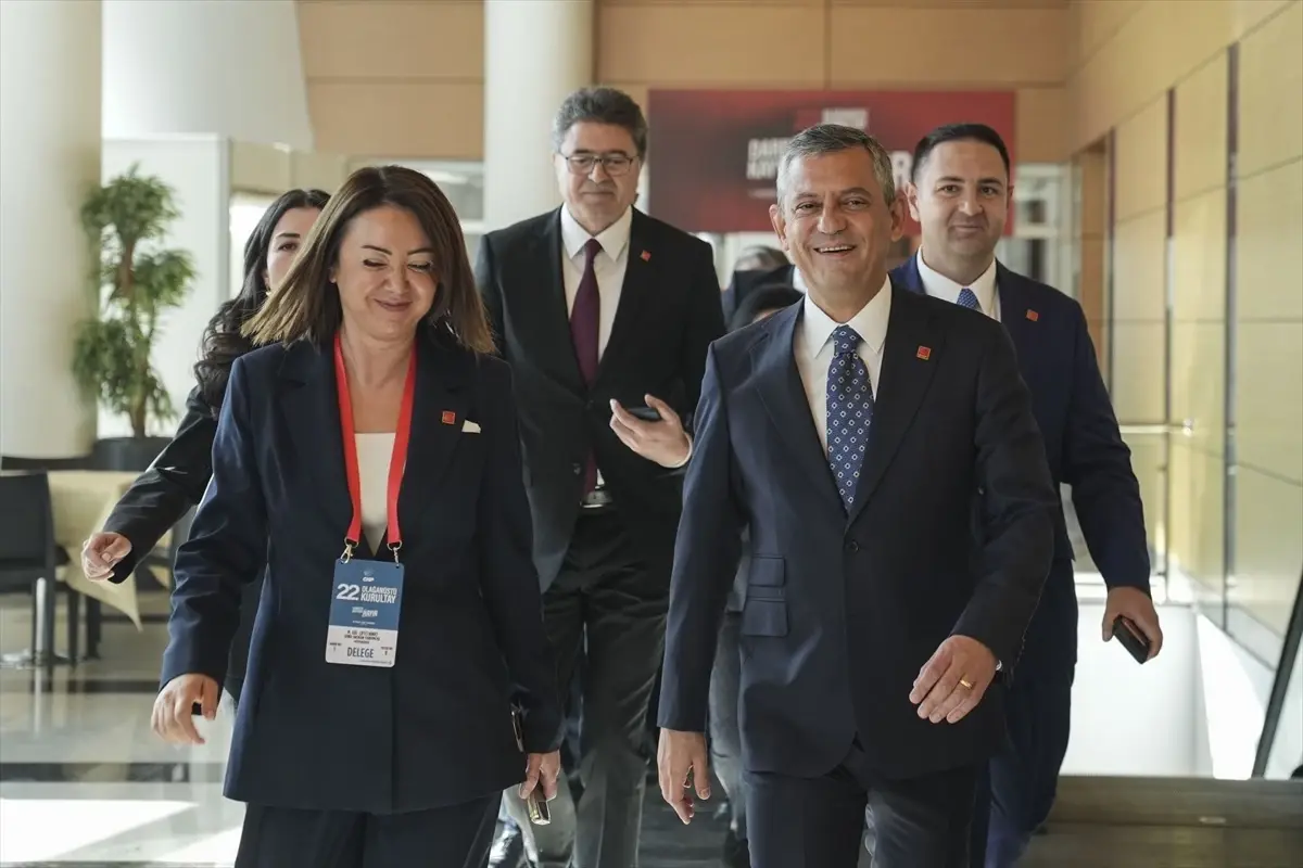 Özgür Özel Yeniden Genel Başkan Seçildi