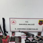 sakaryada-cephanelik-gibi-ev-uzun-namlulu-silahlar-binlerce-mermi-ve-altin-ele-gecti-8pYge3ZQ.jpg