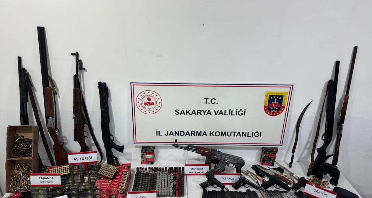 sakaryada-cephanelik-gibi-ev-uzun-namlulu-silahlar-binlerce-mermi-ve-altin-ele-gecti-8pYge3ZQ.jpg