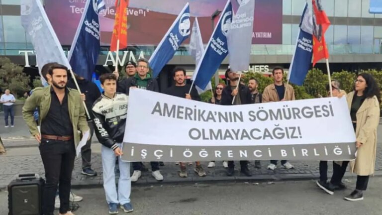 trump-avm-onunde-protesto-trump-ve-avanesine-karsi-mucadele-etmek-zorundayiz-7phtMDGy.jpg