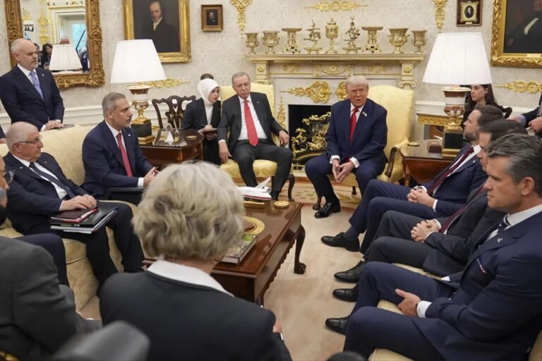 trump-erdogan-gorusmesi-dunyada-yankilandi-yunan-gazetelerinden-dikkat-ceken-sozler-VrUcR6W3.jpg