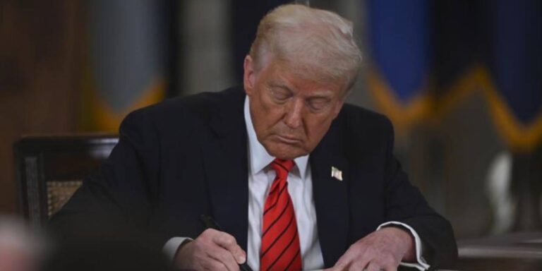 trump-imzayi-atti-10-bin-dolardan-100-bin-dolara-cikti-u9hXxL4v.jpg