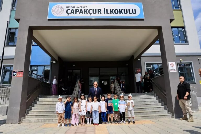 vali-usta-ogrencilerle-bulustu-Ps8tGKdX.jpg