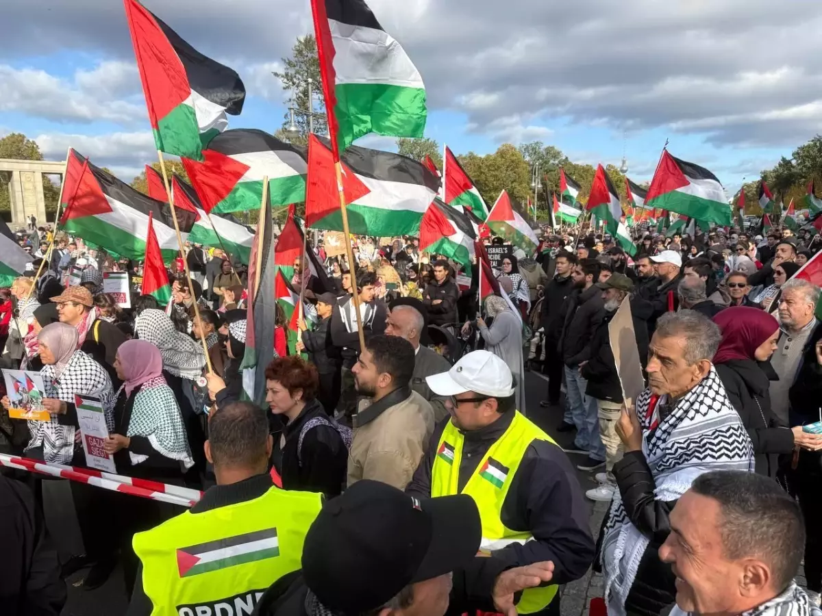 berlinde filistin icin buyuk gosteri 16 bin kisi bir araya geldi TCckG33i.jpg