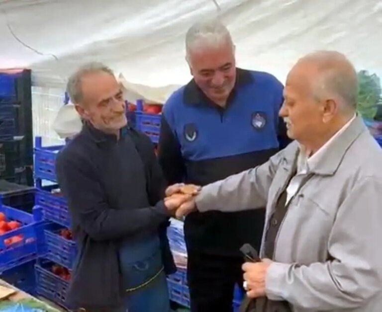 durust-pazarci-kaybolan-cuzdani-sahibine-teslim-etti-UHMd8Uxk.jpg