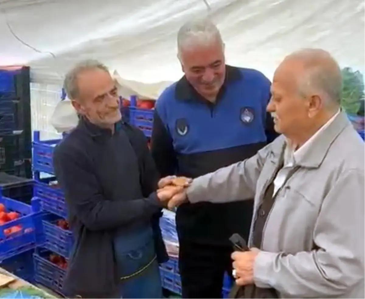 durust-pazarci-kaybolan-cuzdani-sahibine-teslim-etti-UHMd8Uxk.jpg
