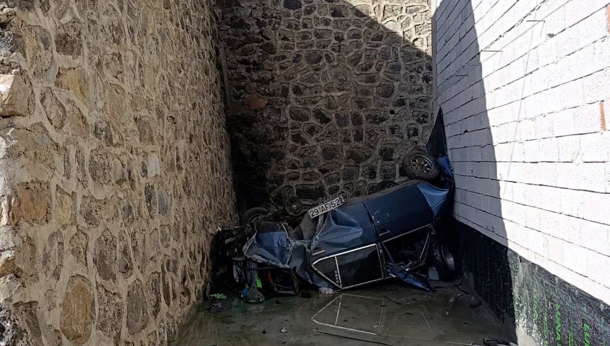 gumushanede otomobil istinat duvarini asip otoparka dustu 6NBE2OEV.jpg