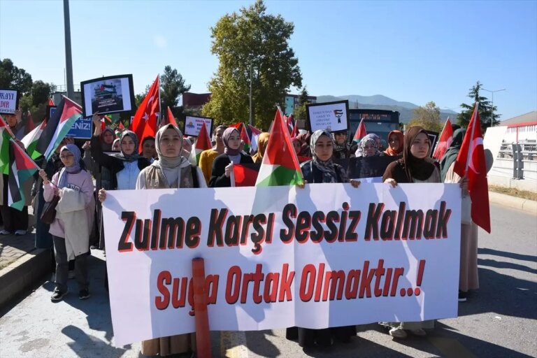 omu-ogrencilerinden-israile-protesto-yuruyusu-uCRZWlIc.jpg