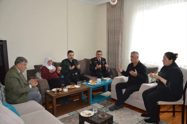 sehidin havzadaki ailesine gonderilen plaket teslim edildi JTCDDWwD.jpg