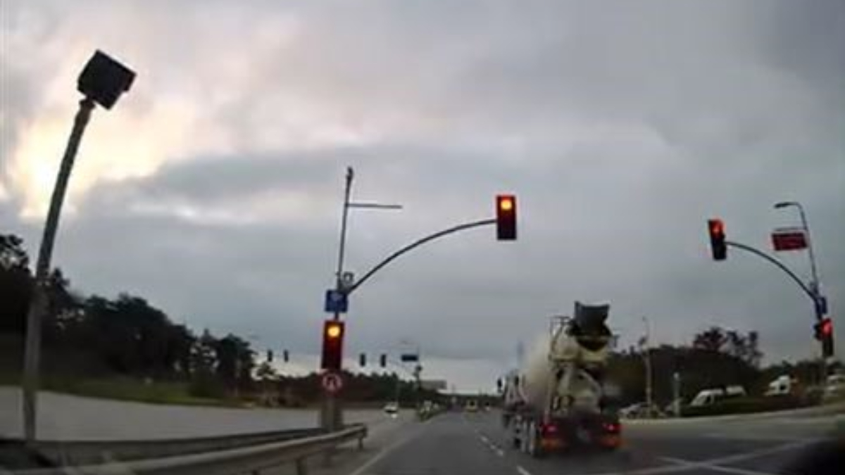 İstanbul’da kırmızı ışık ihlali sonrası sürücüler ölümden döndü