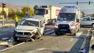 malatyada iki otomobil carpisti yaralilar var wgswe3LB.jpg