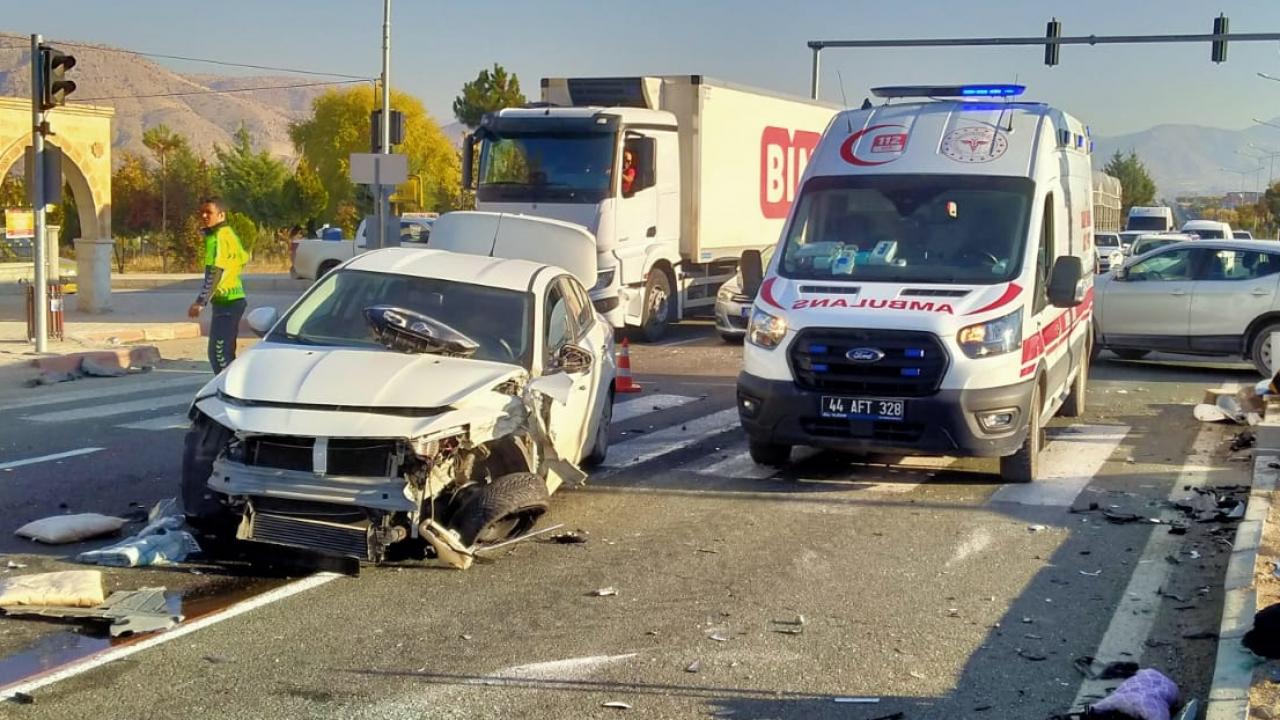 malatyada iki otomobil carpisti yaralilar var wgswe3LB.jpg