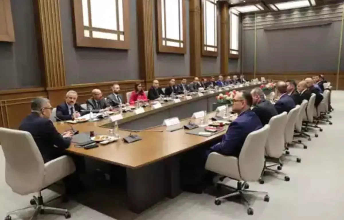 tbf heyeti iletisim baskanligini ziyaret etti lAztnEMG.jpg