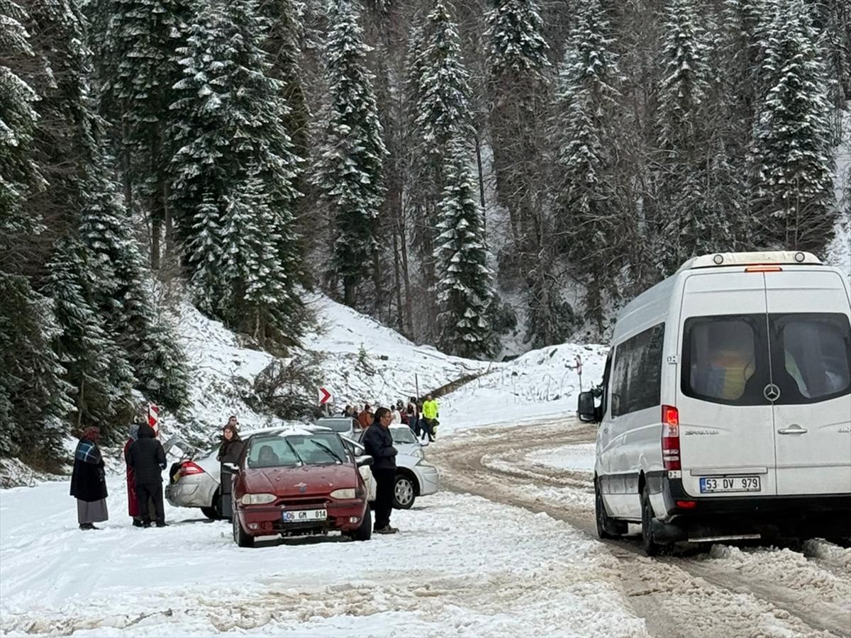 Ayancık’ta Kar Yağışı Ulaşımda Zorluklara Neden Oldu