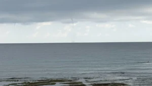 kentin-farkli-noktalarindan-goruntulendi-alanyada-denizde-hortum-meydana-geldi-RZdpBGMI