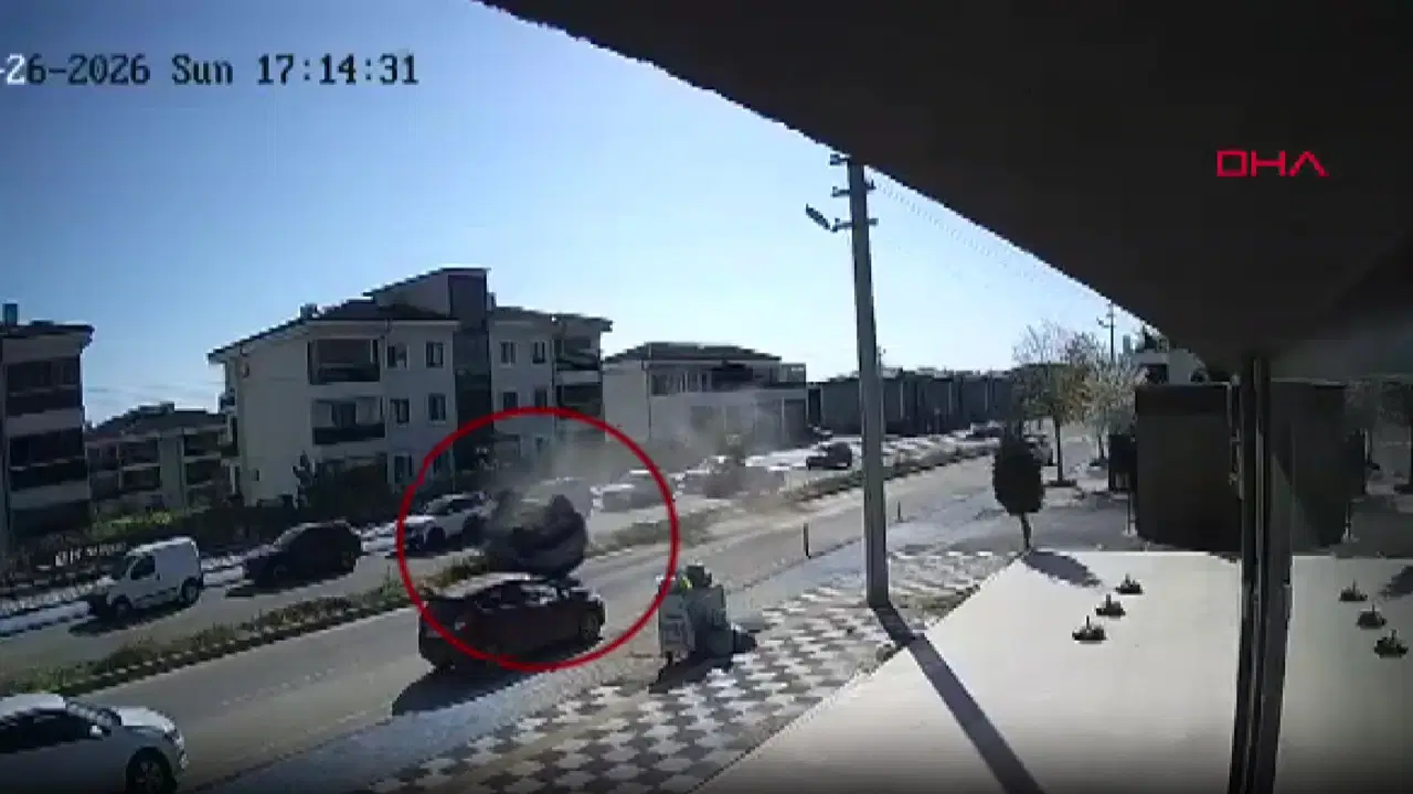 Tekirdağ’da Otomobilin Takla Attığı Kaza Anı Güvenlik Kamerasında: Yaralılar Bulunuyor