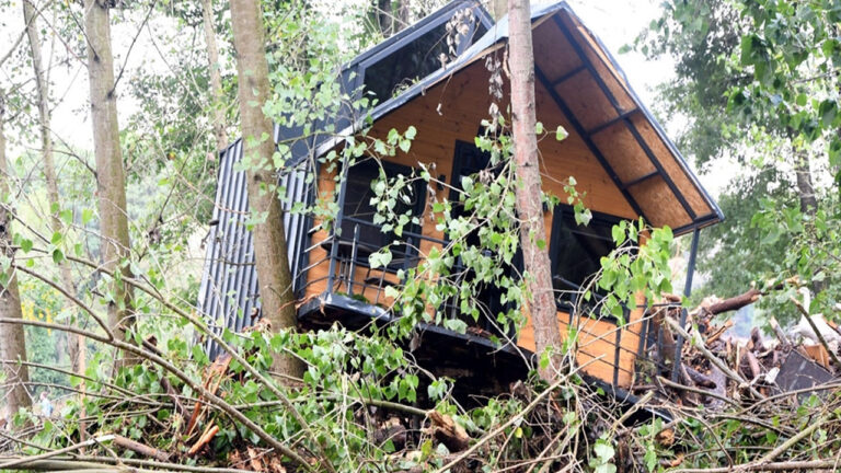 bungalov-evlerindeki-facia-5-kamu-gorevlisine-yurt-disi-cikis-yasagi-QRLczeO5