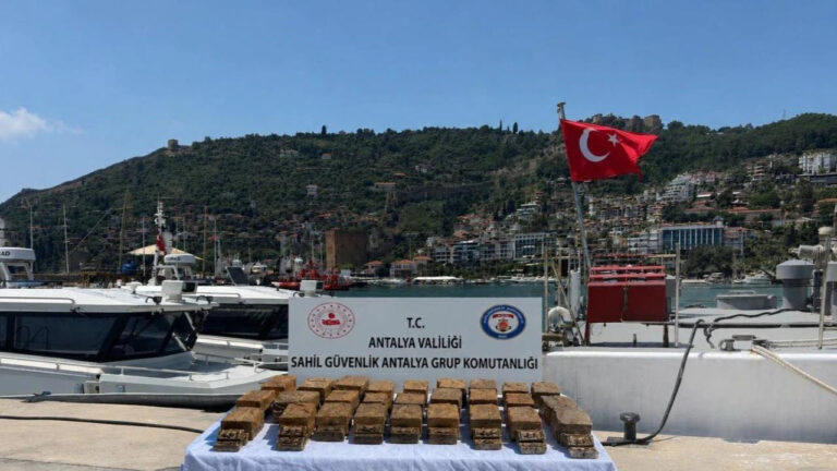 sahile-vuran-paketten-40-kilogram-esrar-cikti-n7zDzmO8