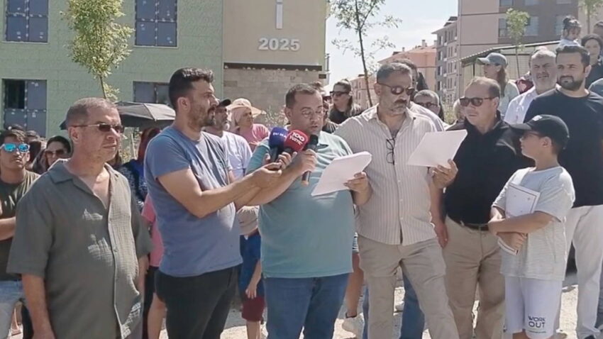Mersinde 15 aydir evlerine girmeyi bekleyen toki magdurlarindan protesto EgIBGMT2