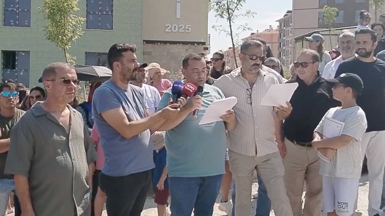 Mersinde 15 aydir evlerine girmeyi bekleyen toki magdurlarindan protesto EgIBGMT2